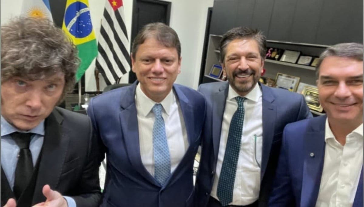 Milei posa ao lado de Tarcísio, Ricardo Nunes e Flávio Bolsonaro