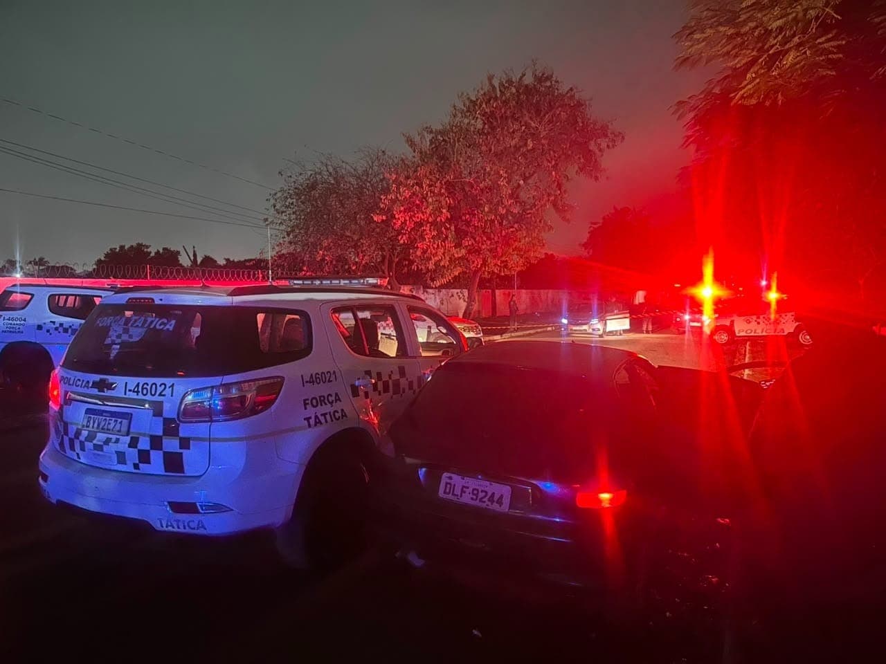Segundo a Polícia Militar, suspeito teria apontado uma arma para a equipe durante patrulhamento no Campo dos Alemães; armas e munições foram apreendidas.
