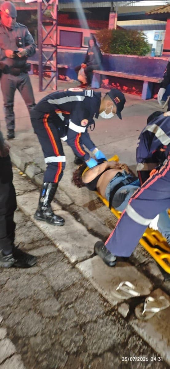 Vítima, de 33 anos, foi socorrida pelo SAMU e levada para a Santa Casa Stella Maris; suspeito fugiu e não foi localizado.
