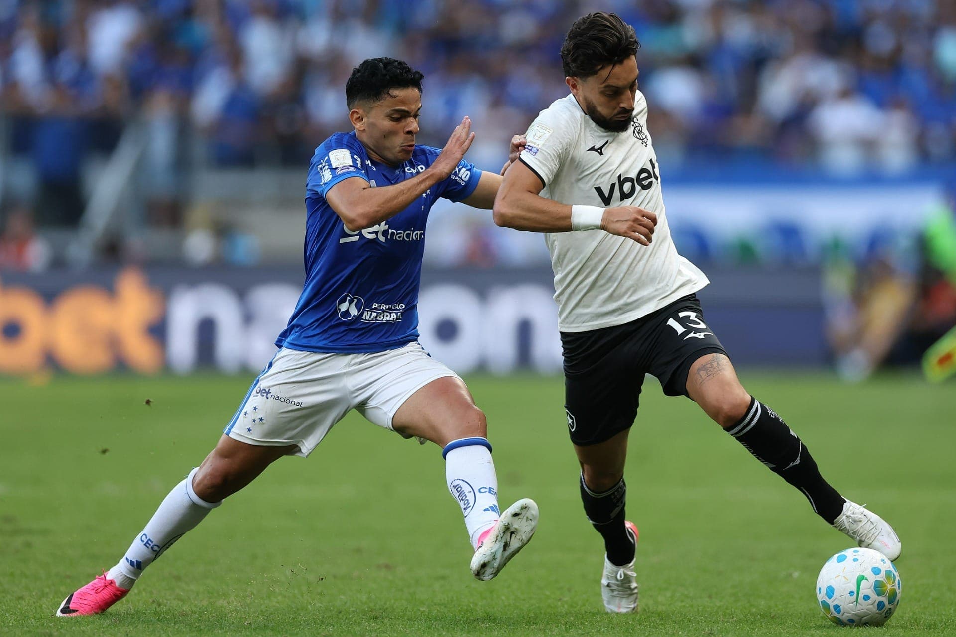 Alex Telles completou 100 jogos com a camisa do Botafogo