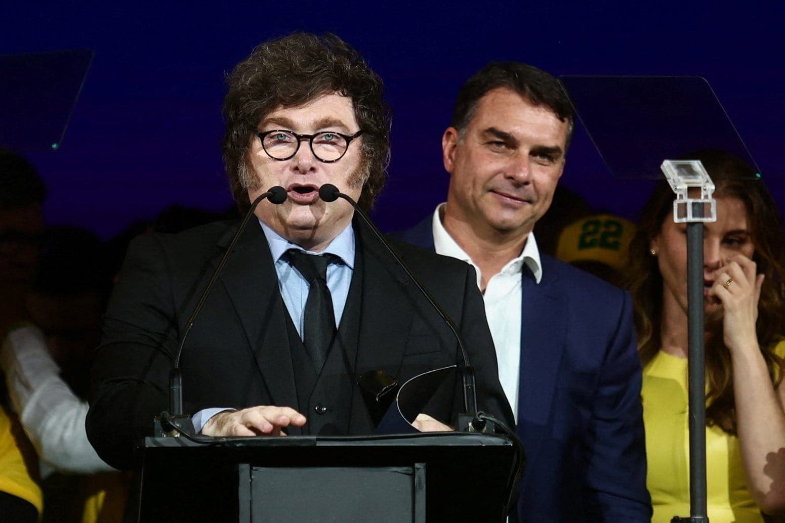 Milei discursa sob o olhar de Flávio Bolsonaro durante convenção do PL em SP