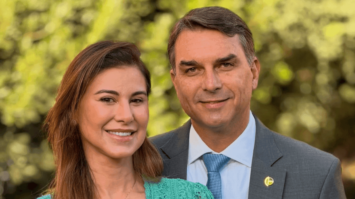 Quem é Fernanda Bolsonaro, esposa de Flávio e aposta para atrair eleitorado feminino