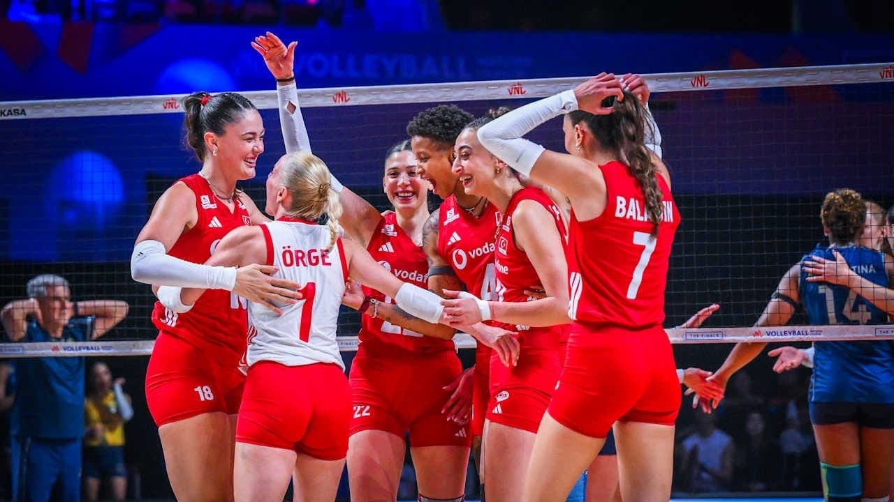 Turquia celebra título da Liga das Nações feminina sobre o Brasil