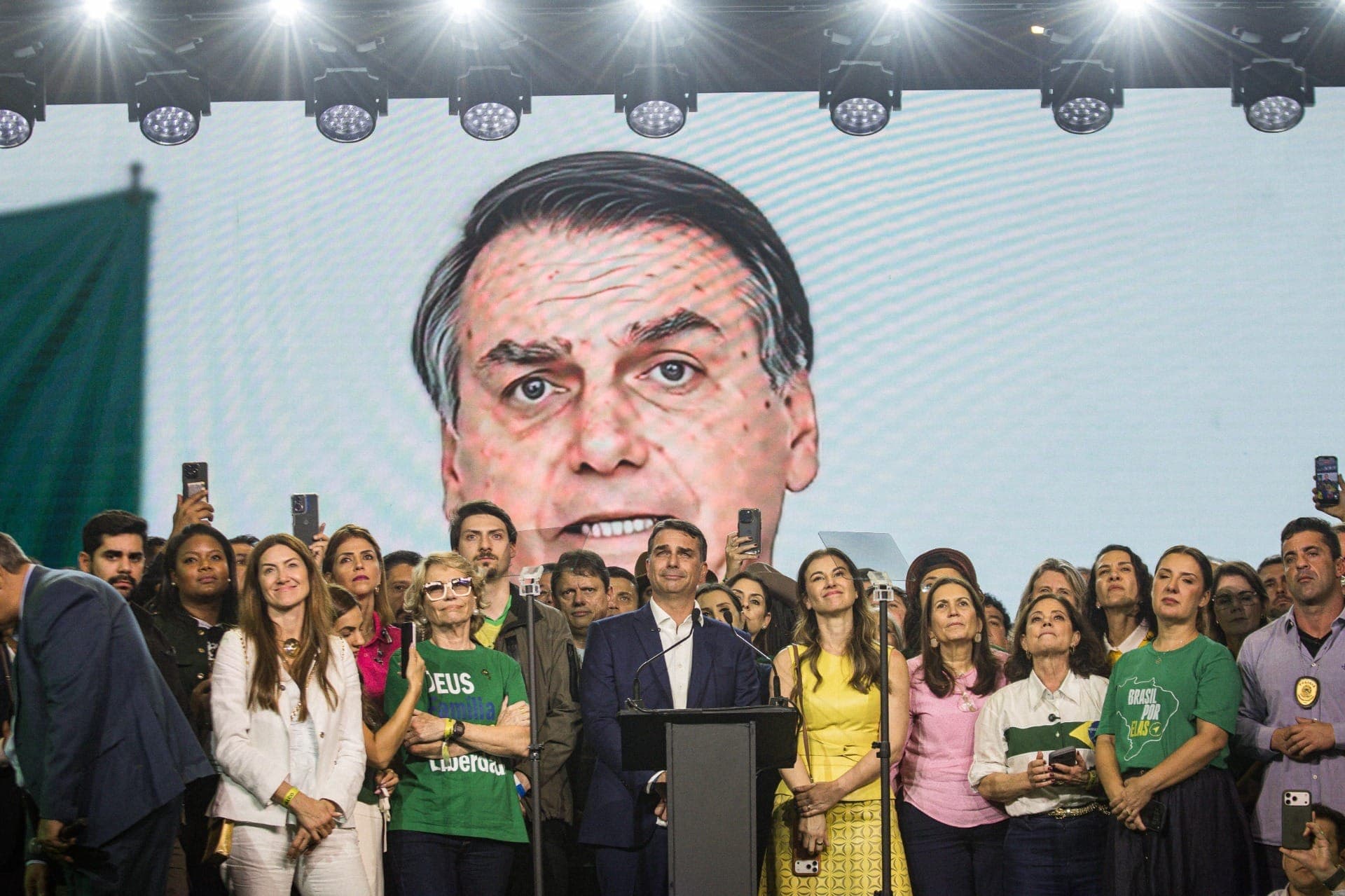 Vídeo feito com uso de IA com Bolsonaro e exibido na convenção do PL