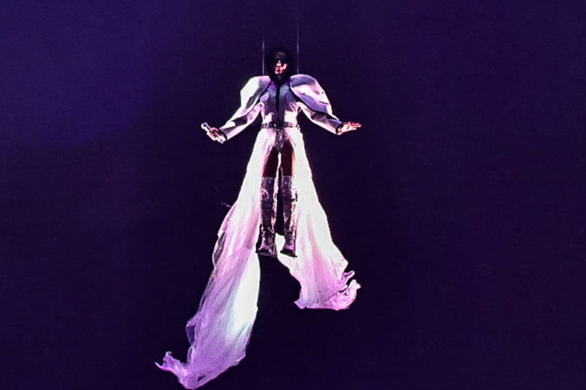 Xuxa desce até o palco para show