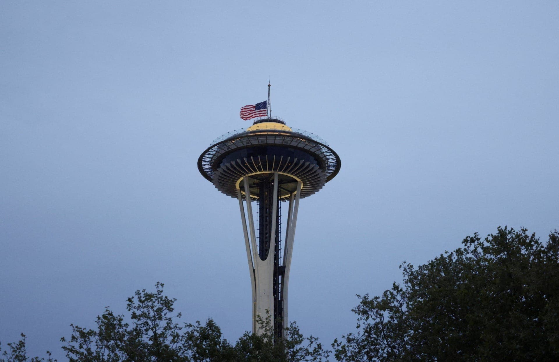 Bandeira dos EUA hasteada a meio mastro na Space Needle após tiroteio