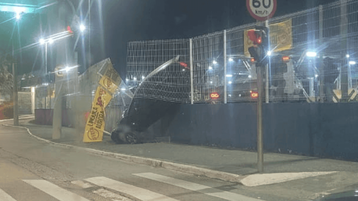 Carro perde controle e fica pendurado em supermercado de São José