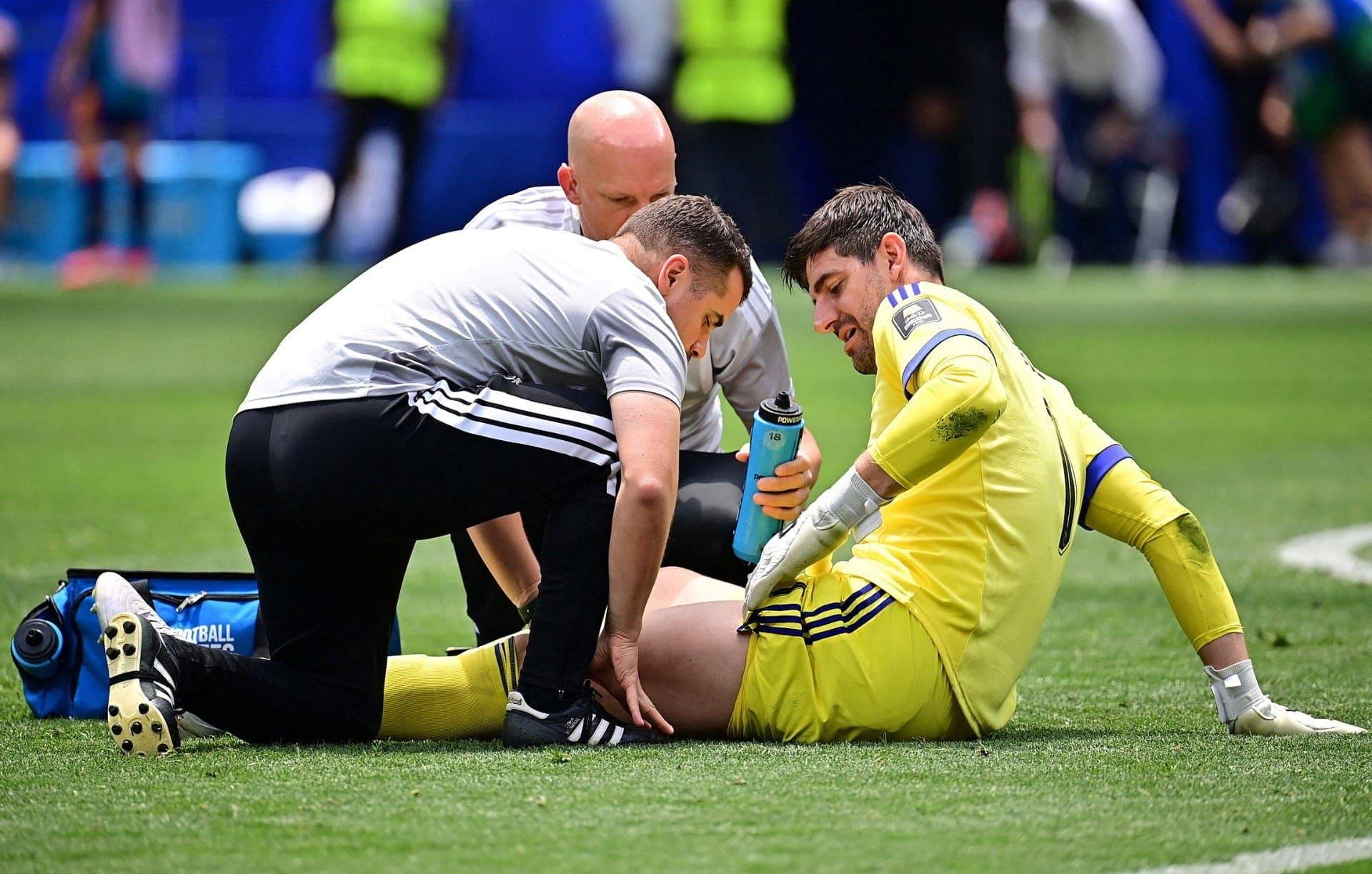 Courtois recebe atendimento médico durante jogo da Bélgica na Copa do Mundo
