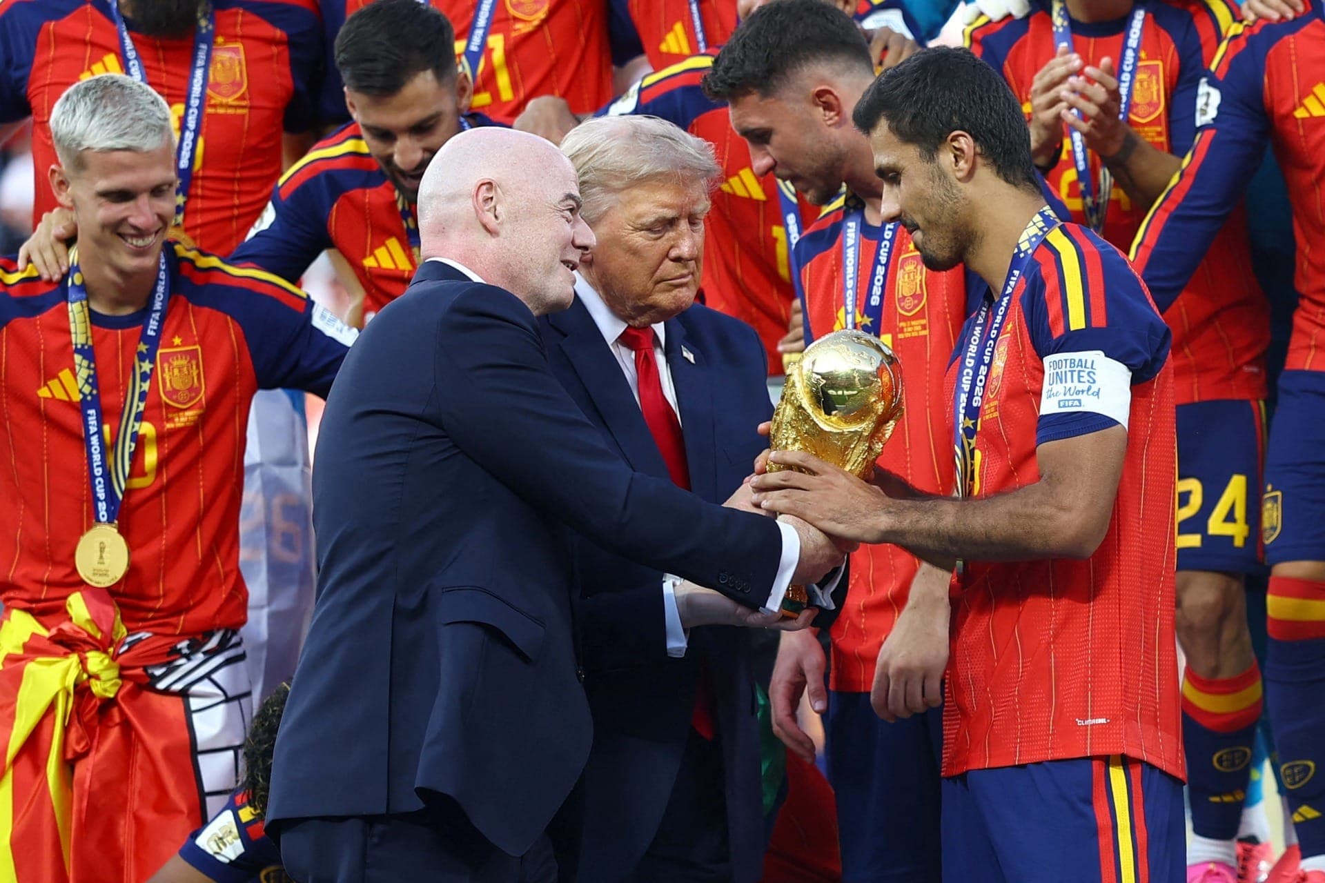 Espanha celebra título da Copa com Gianni Infantino e Donald Trump