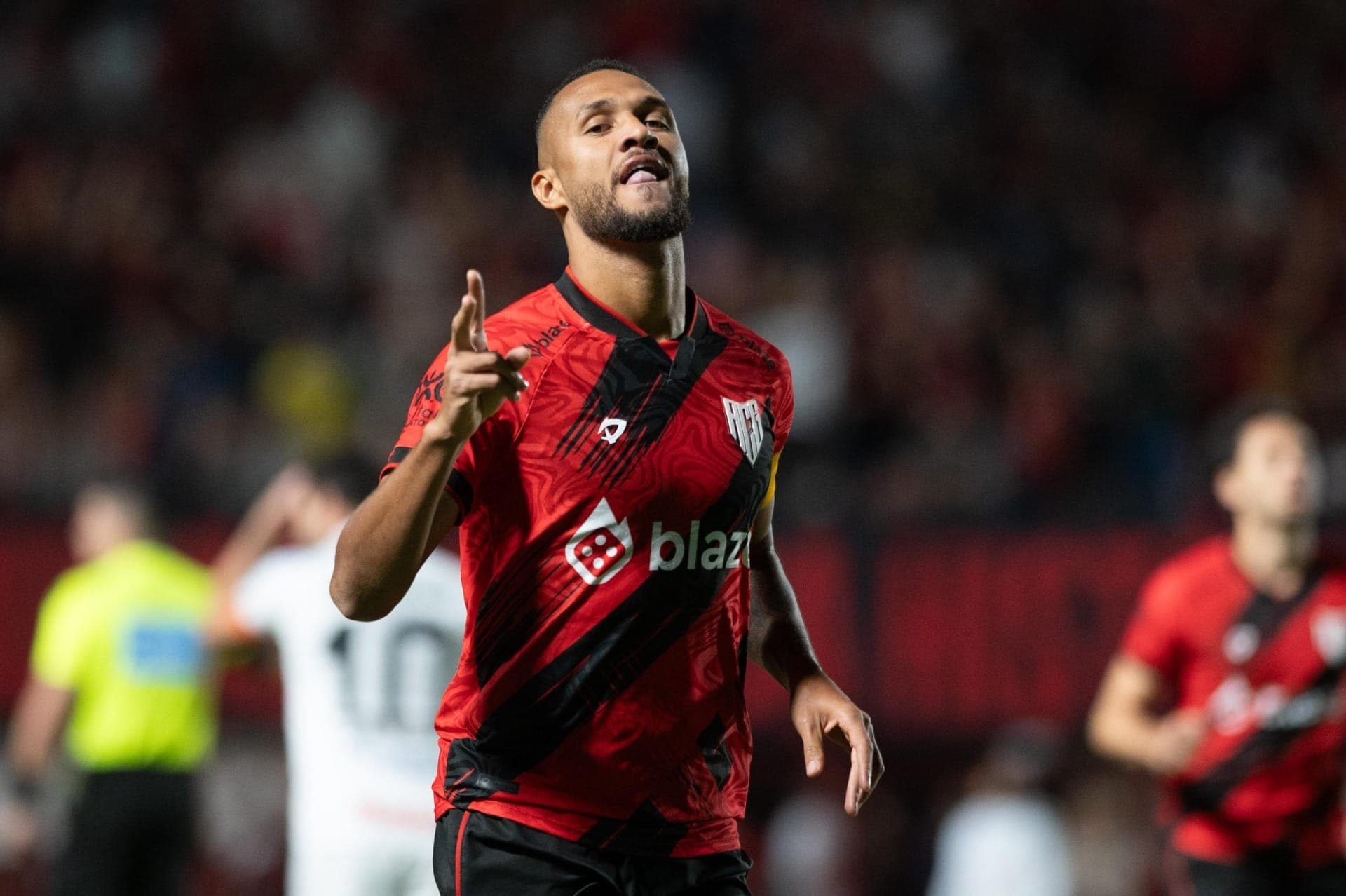 Gustavo Coutinho, do Atlético-GO, marcou um dos gols contra o Operário pela Série B
