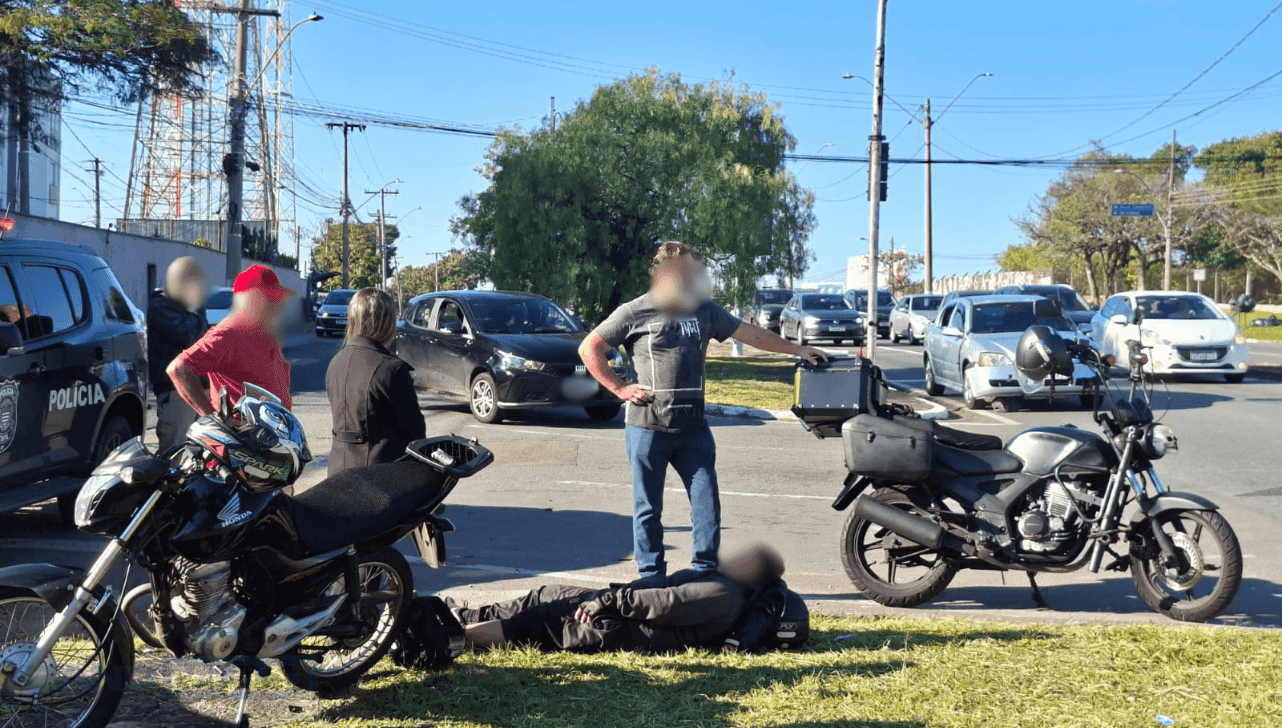 Motociclista fica ferido após ser atingido por carro na Francisco Von Zuben