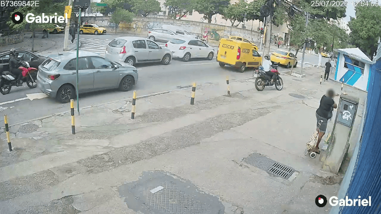 Policial caminhava pela calçada quando teve o aparelho levado