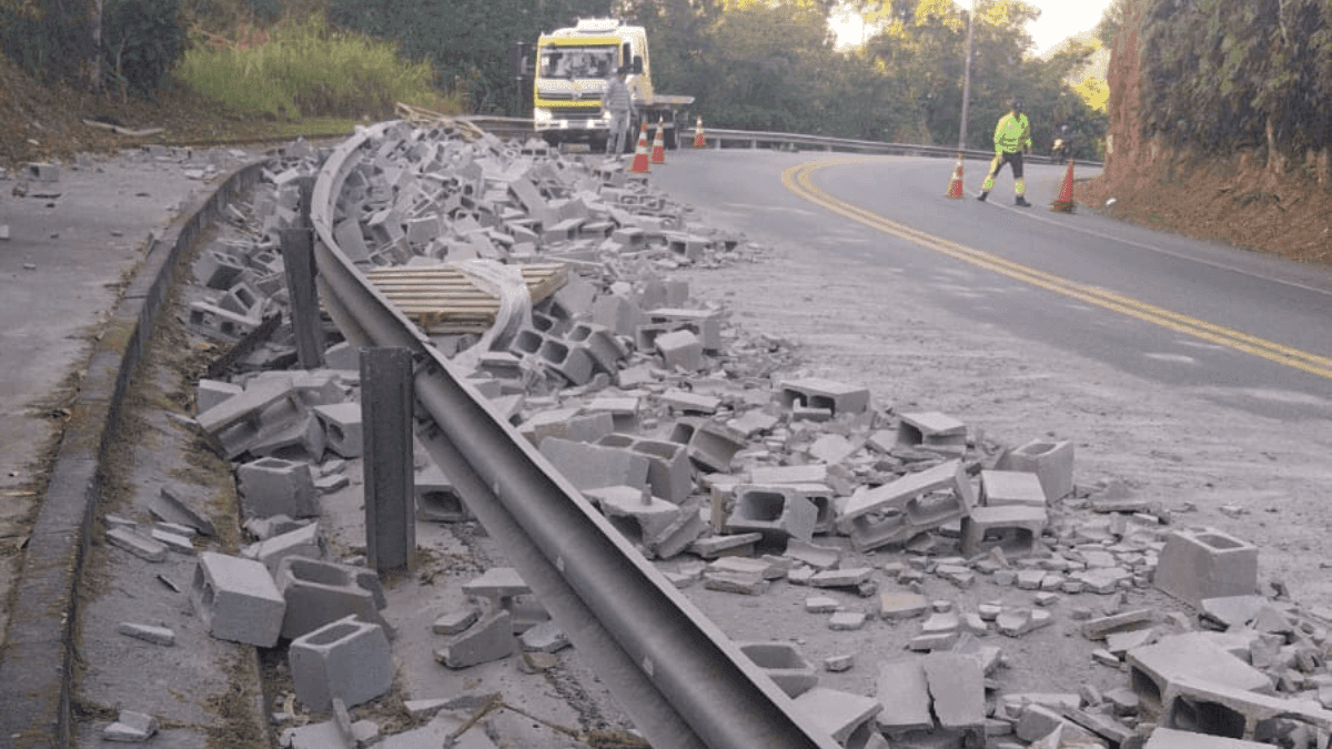 Queda de carga interdita trecho da Rio-Santos em Ubatuba nesta segunda (27)