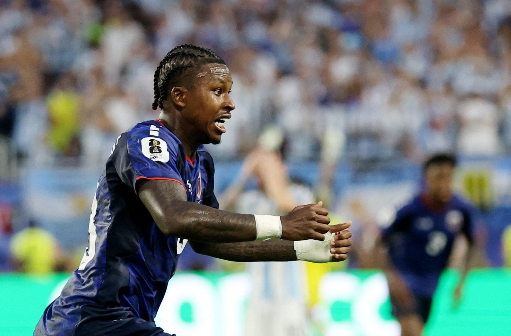 Sidny Lopes comemora golaço de Cabo Verde contra a Argentina