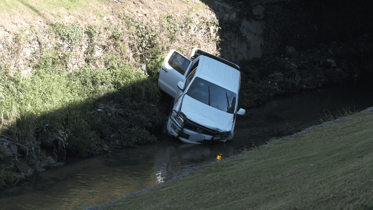 Carro cai em córrego após motorista perder controle em São José dos Campos