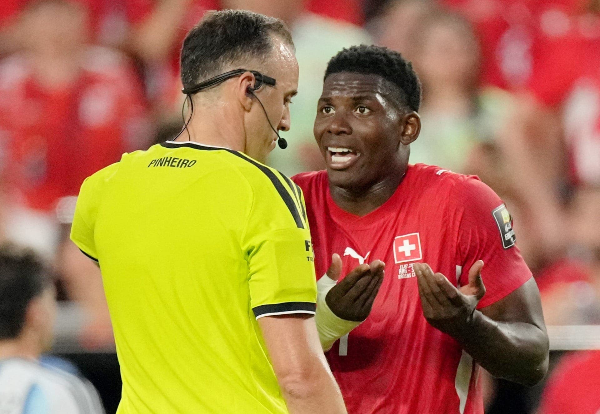Embolo foi expulso em Argentina 3x1 Suíça quando o jogo estava empatado