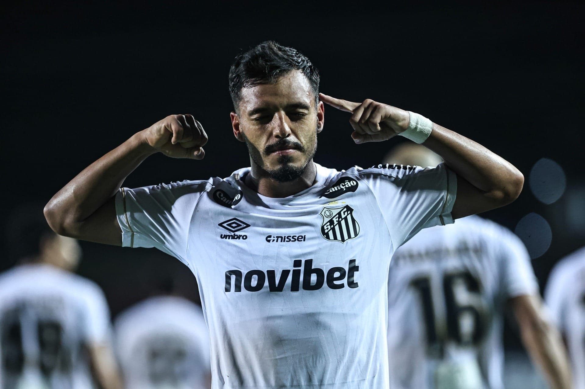 Gabriel Menino marcou um dos gols do Santos na vitória sobre a UCV, pela Sul-Americana