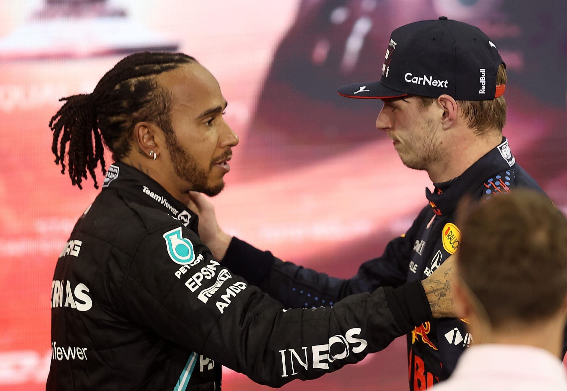 Hamilton e Verstappen após GP de Abu Dhabi em 2021