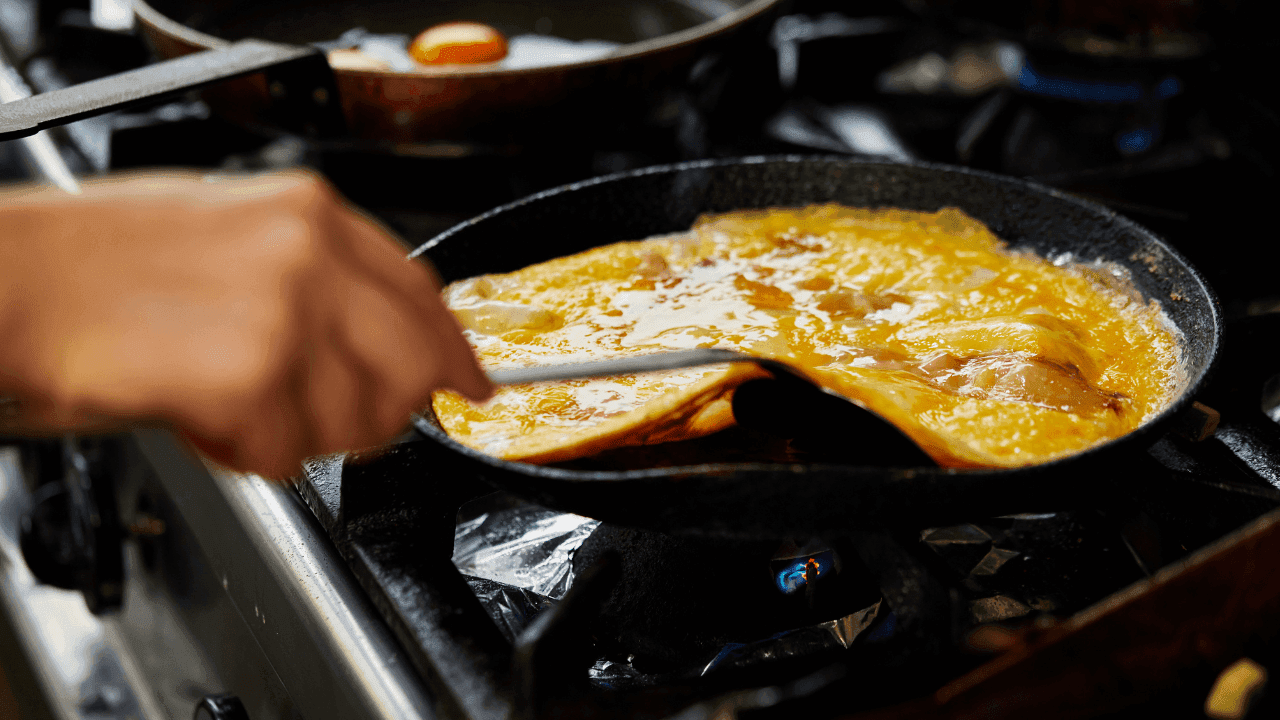 Omelete com cebola caramelizada