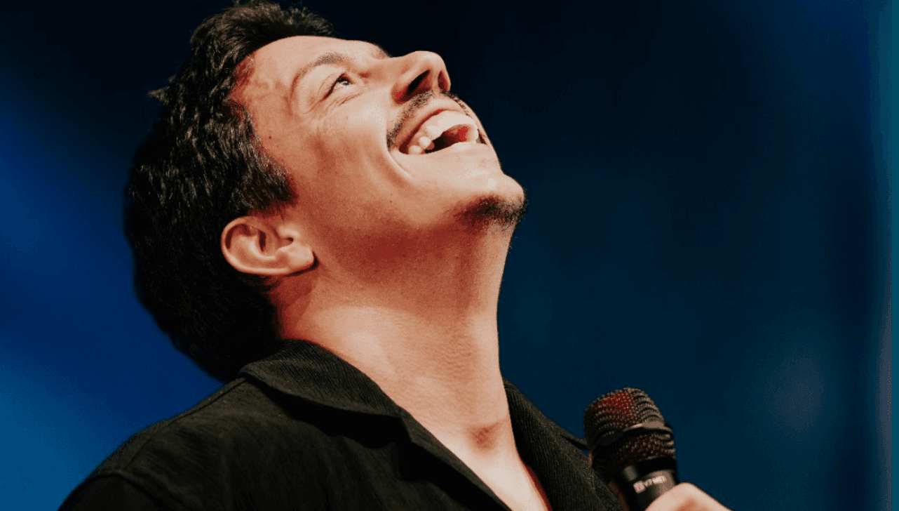 Renato Albani sobe aos palcos do Teatro Oficina do Estudante