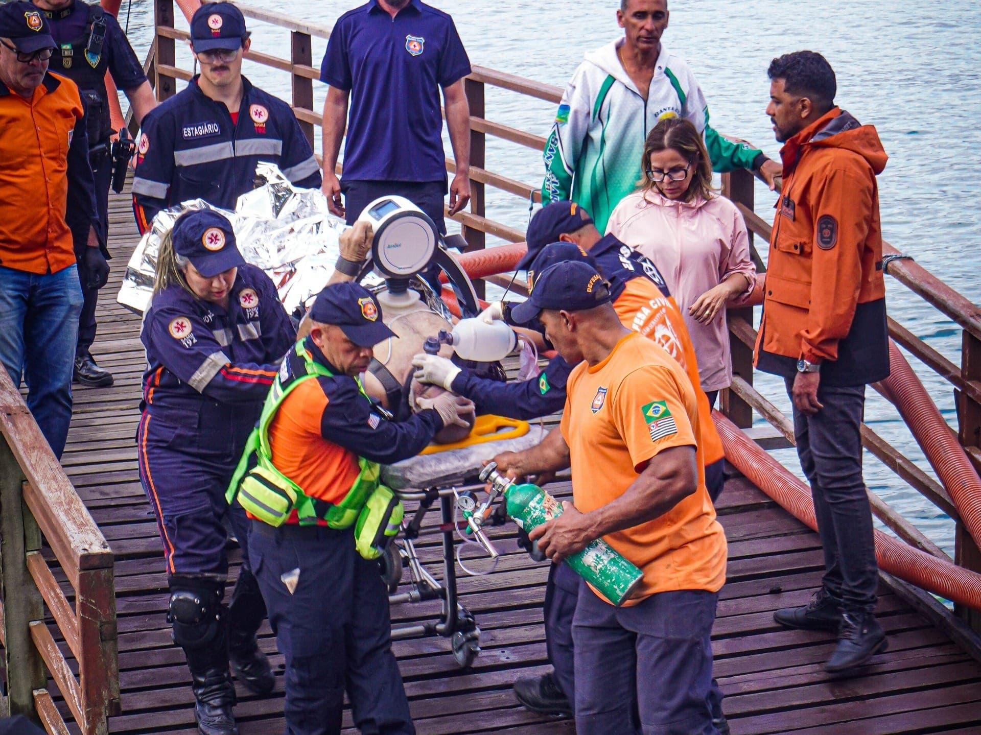 5 pessoas foram resgatadas após naufrágio de embarcação em São Sebastião