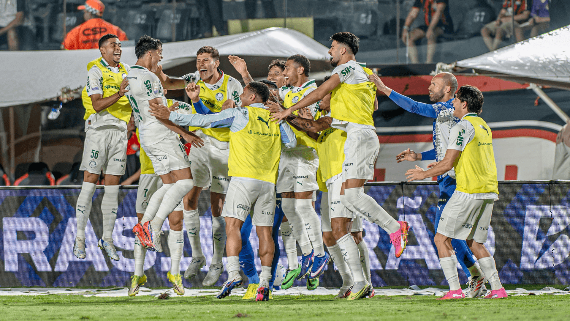 Jogadores do Palmeiras comemoram um dos gols da vitória sobre o Vitória