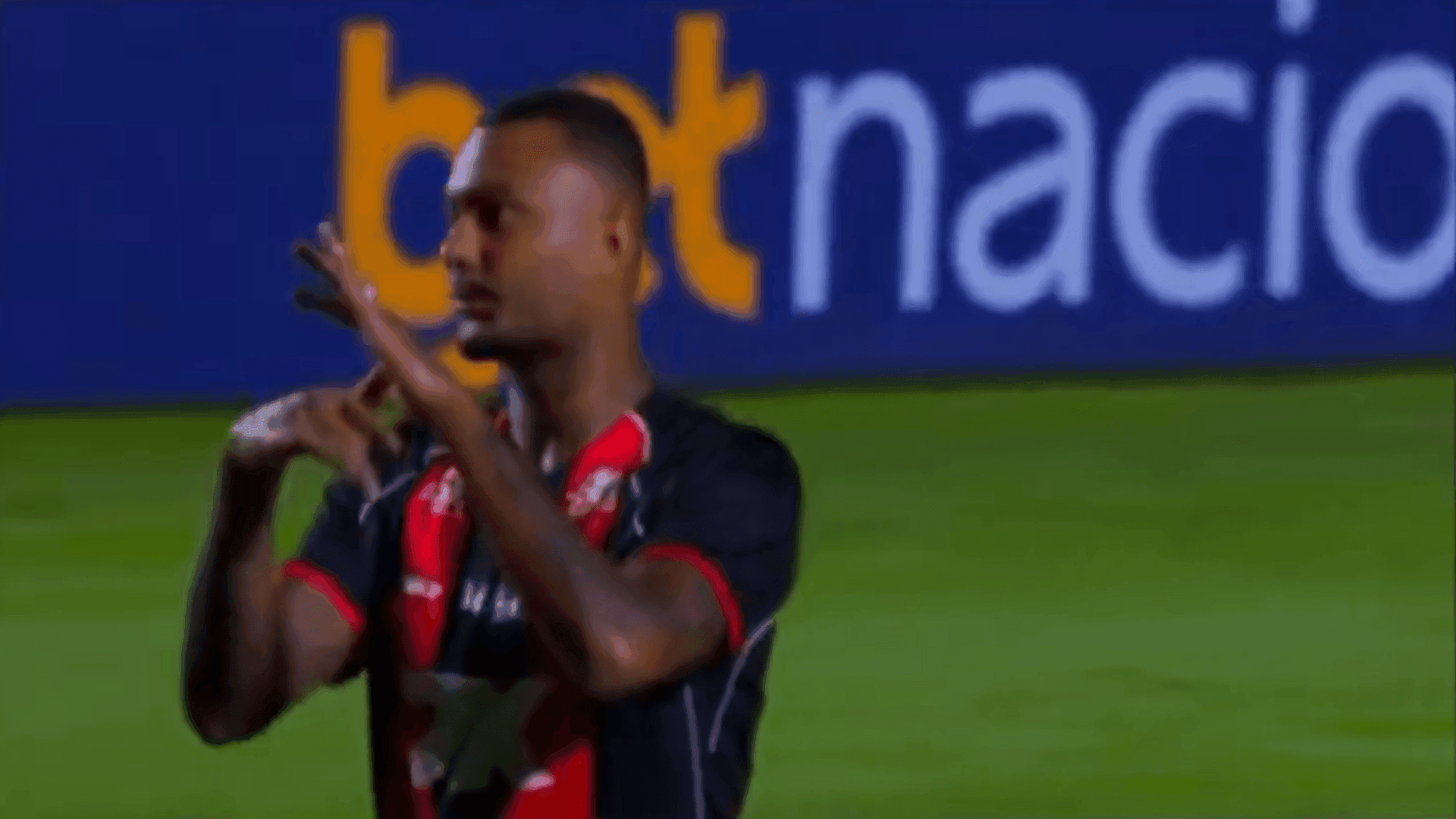 Luan Cândido faz gesto de roubo para a arbitragem
