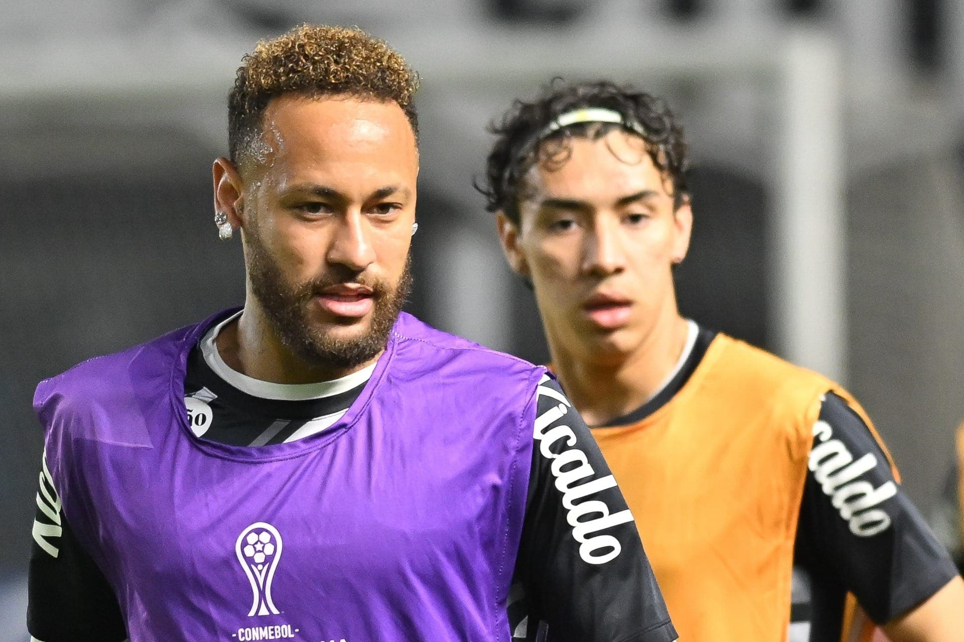 Neymar em destaque, à esquerda, com Gabriel Bontempo ao fundo, à direita
