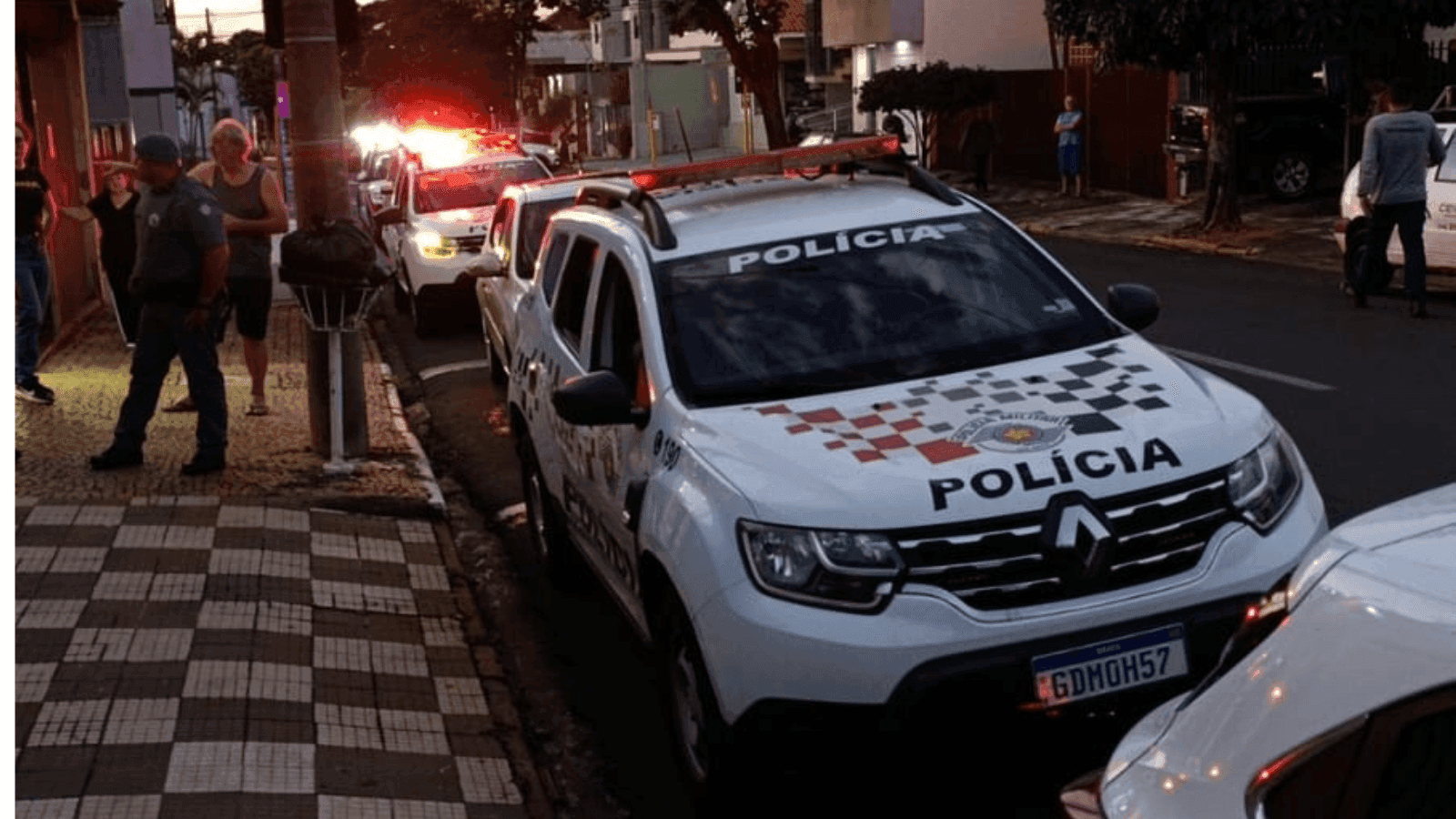 O suspeito tentou fugir pulando no telhado das casas