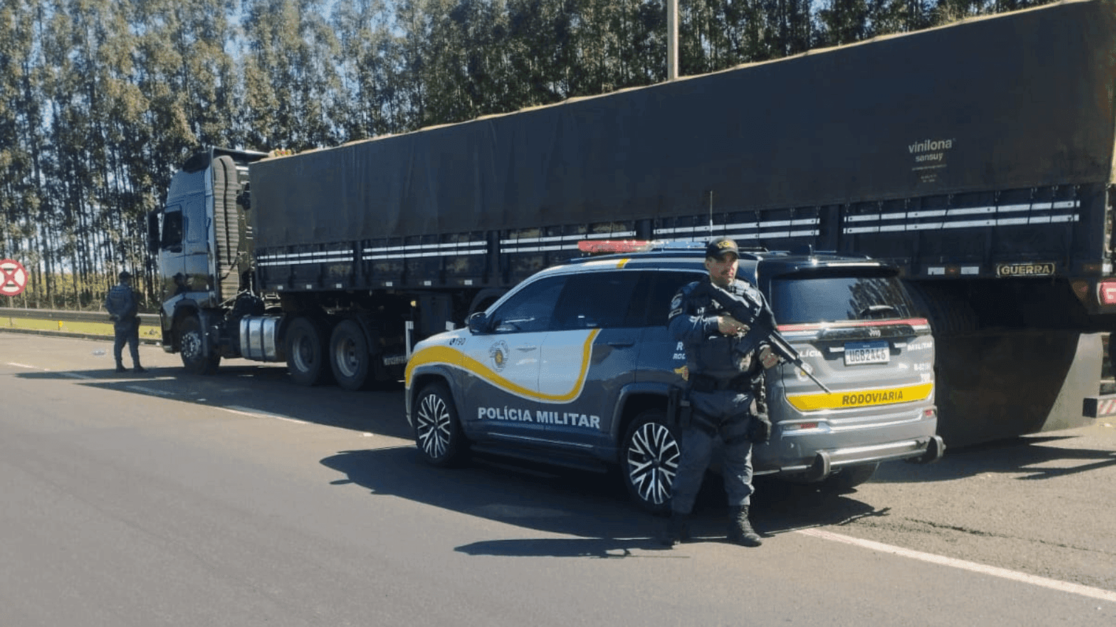 O veículo teria sido roubado na cidade de Guarulhos