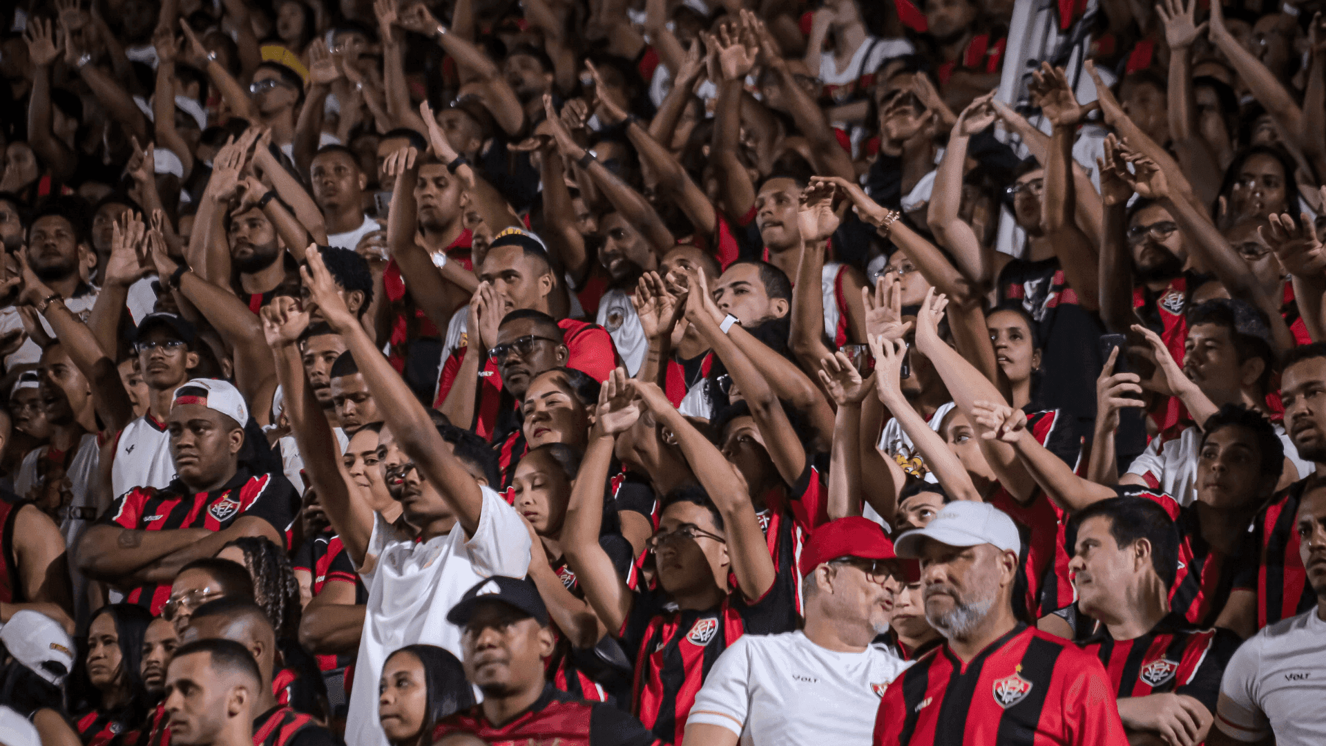 Torcida do Vitória protesta durante a partida contra o Palmeiras