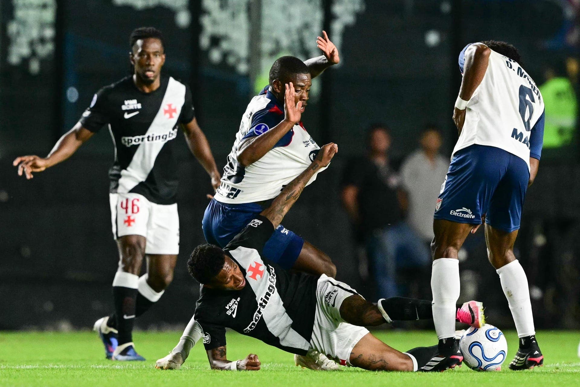 Vasco da Gama vence o Medellín e se classifica para as oitavas da Sul-Americana