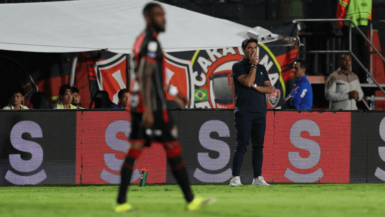 Abel Ferreira na beira do campo no duelo entre Vitória x Palmeiras pelo Campeonato Brasileiro