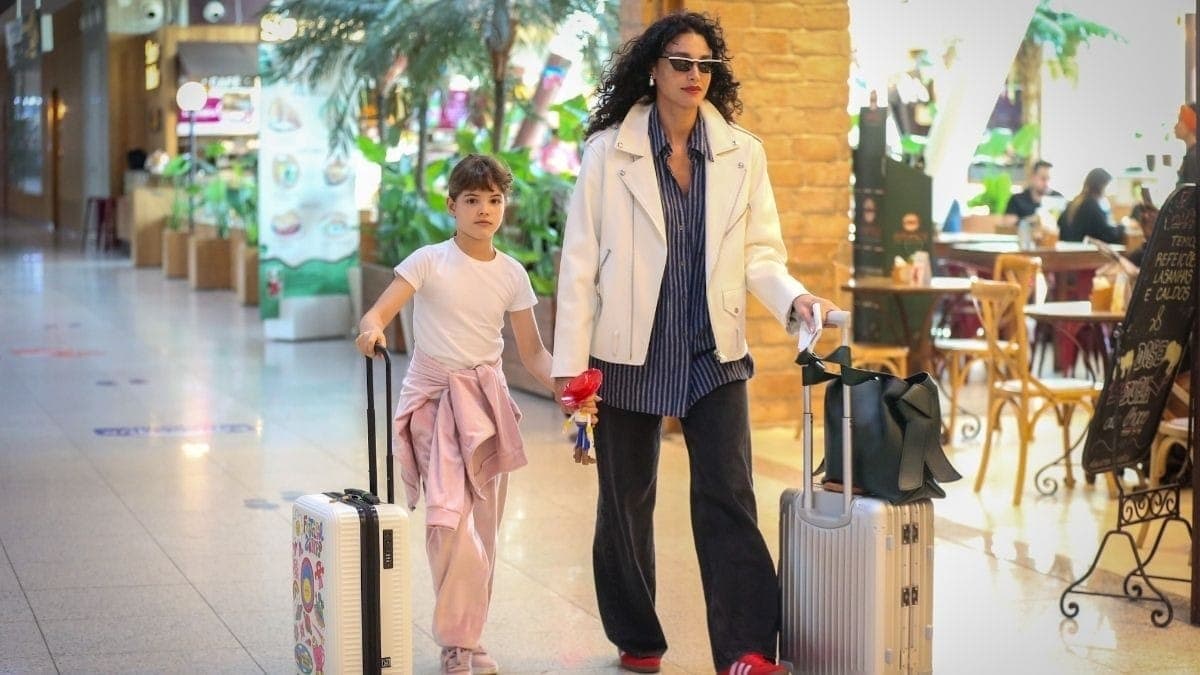 Débora Nascimento é avistada com a filha, Bella Loreto