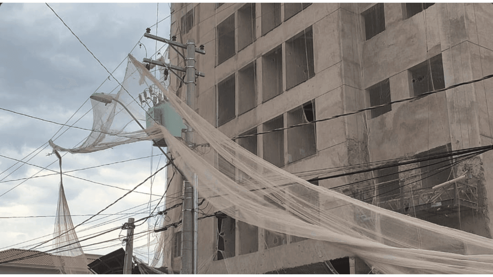 Duas pessoas estavam dentro do veículo durante o incidente