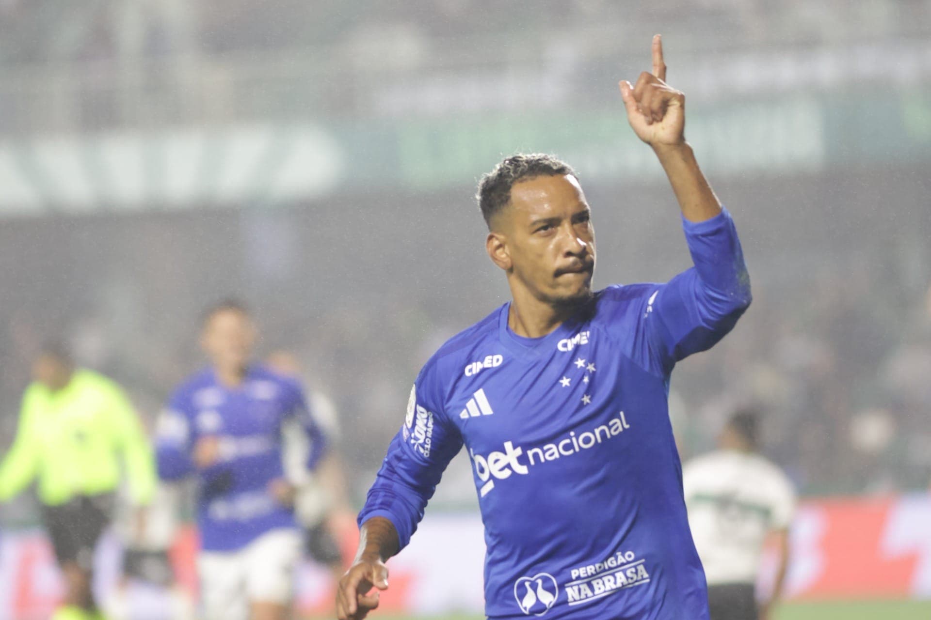 Matheus Pereira comemora gol marcado contra o Coritiba, pelo Brasileirão