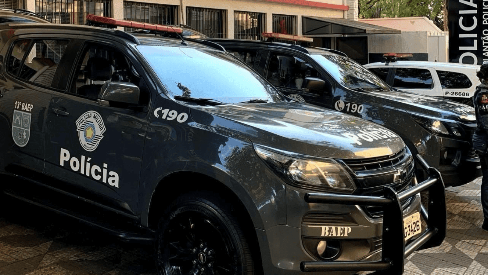 O suspeito teria roubado um celular de uma vítima na cidade