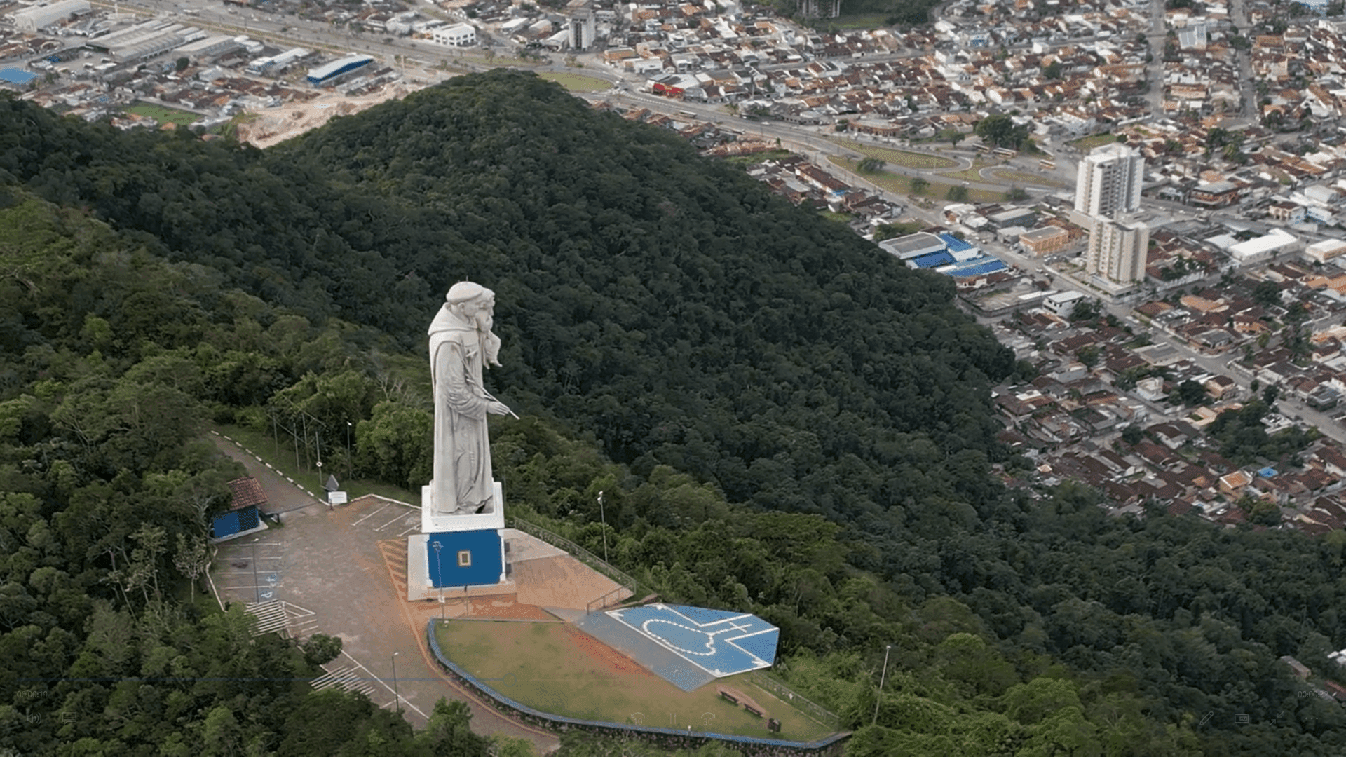 Ventania danifica estátua de Santo Antônio e interdita morro em Caraguá