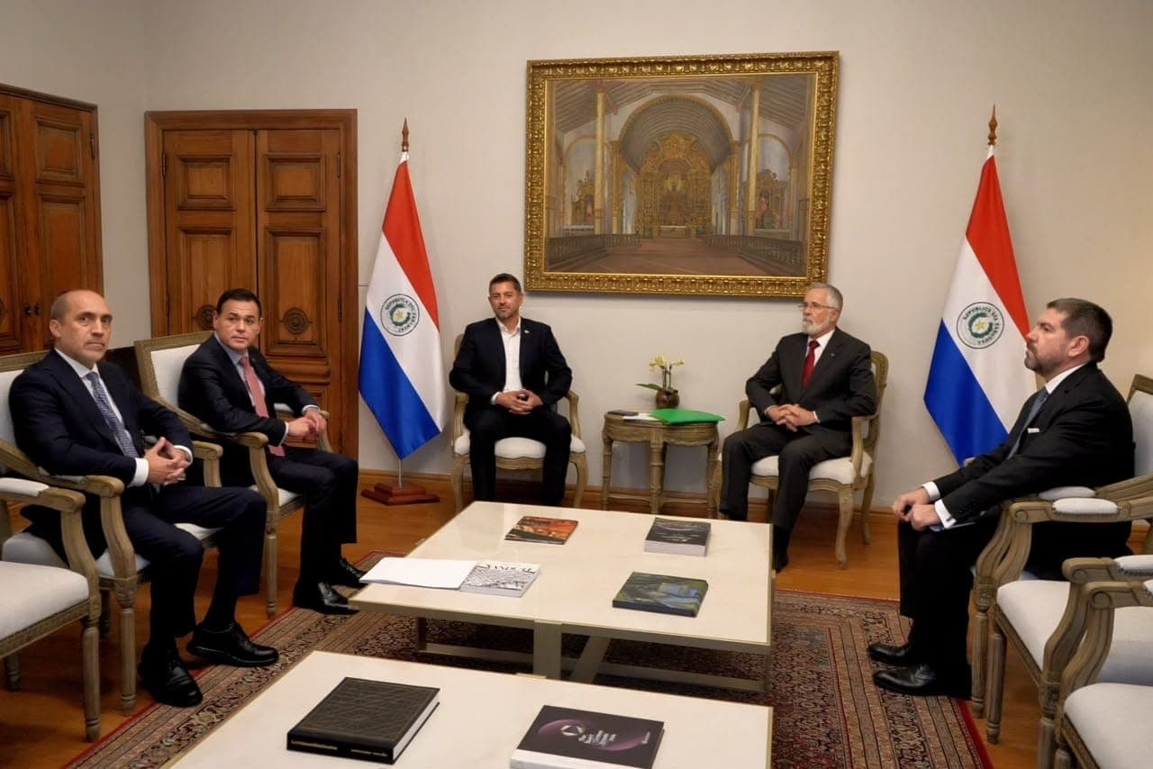 Da esquerda para a direita, o vice-ministro das Relações Exteriores, Víctor Verdún, o chanceler Rubén Ramírez Lezcano, o vice-presidente do Paraguai, Pedro Alliana, o embaixador do Brasil, José Antonio Marcondes, e funcionário da embaixada brasileira
