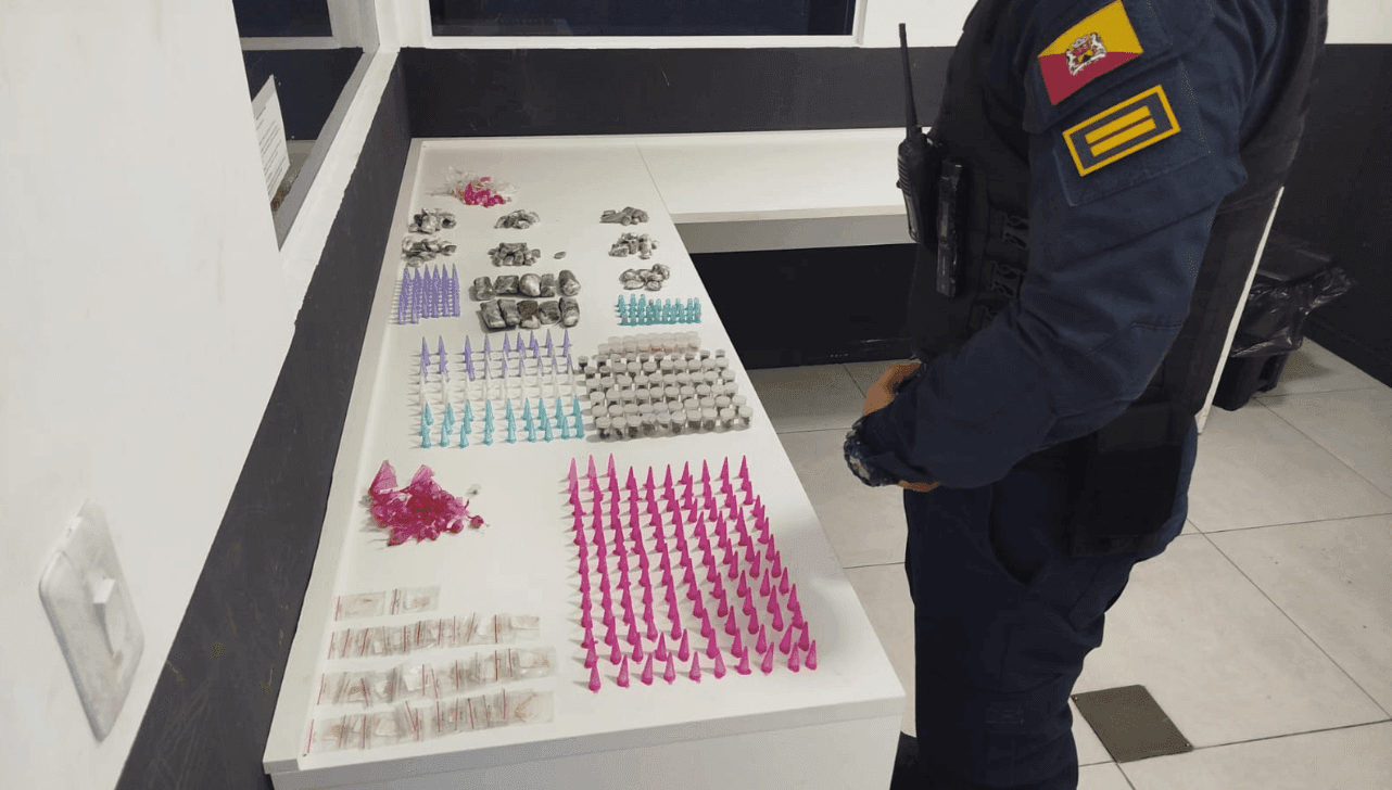 Foram apreendidas porções de maconha, cocaína, crack, K2 e haxixe