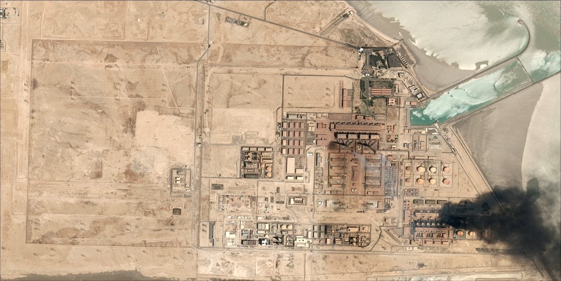 Imagem de satélite mostra fumaça subindo da Usina de Dessalinização de Água e Energia de Subiya, em Subiya, no Kuwait