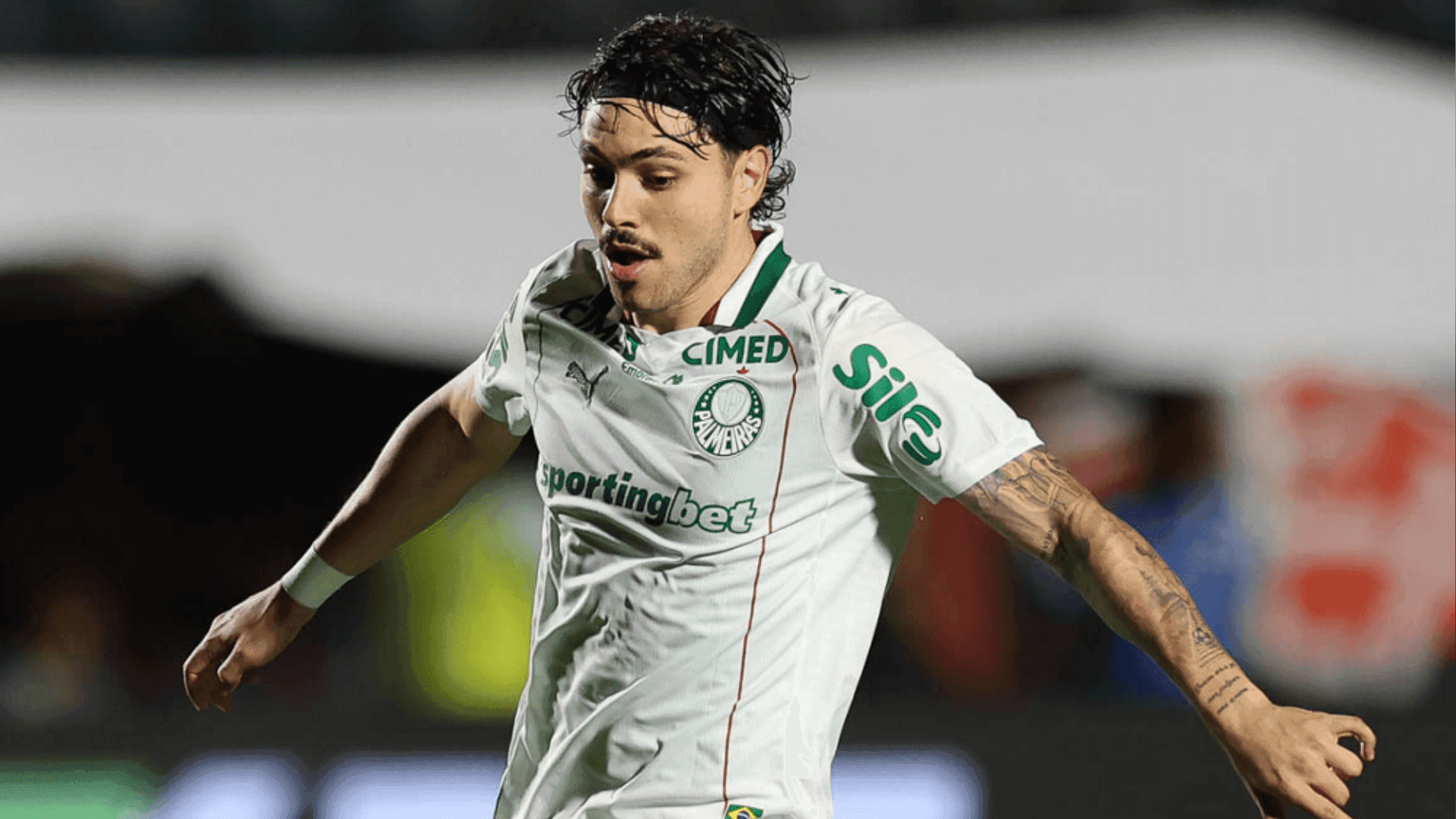 Maurício, meia-atacante do Palmeiras, escapou de ser expulso contra o Vitória