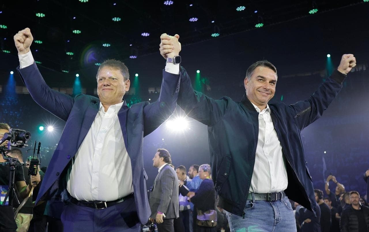 Tarcísio e Flávio durante convenção do Republicanos em SP