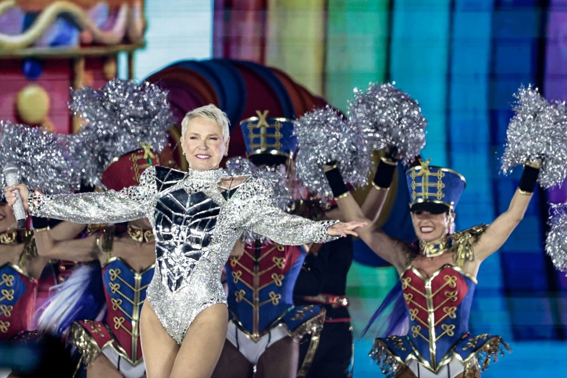 Xuxa recria os momentos do Xou da Xuxa no palco