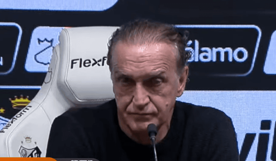 Cuca durante entrevista coletiva do Santos