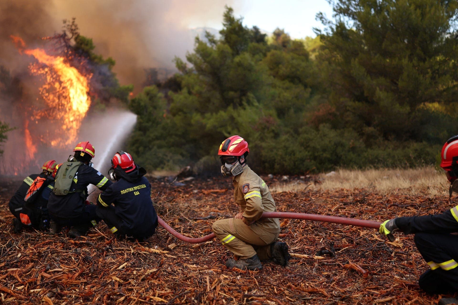 Equipes trabalham no combate aos incêndios florestais na Grécia