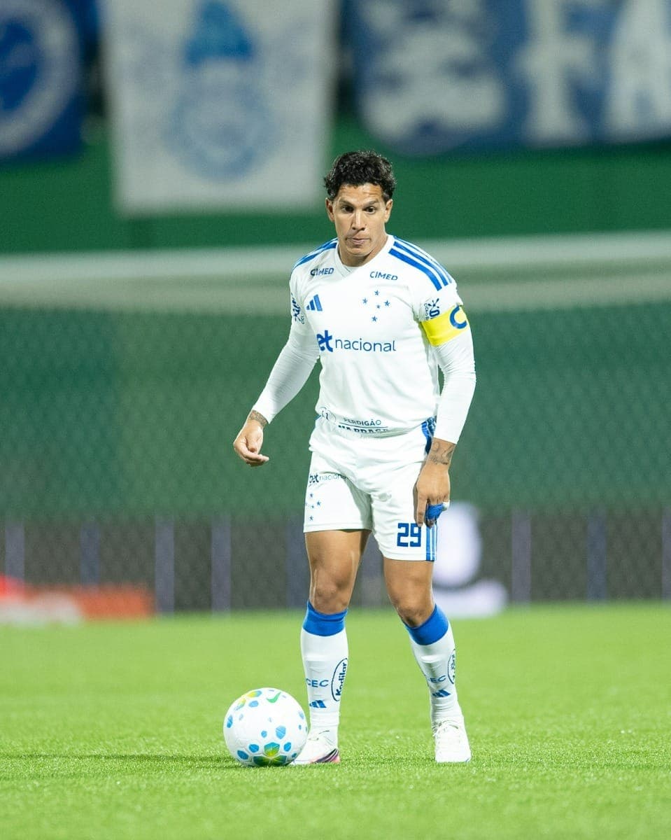 Lucas Romero em ação pelo Cruzeiro