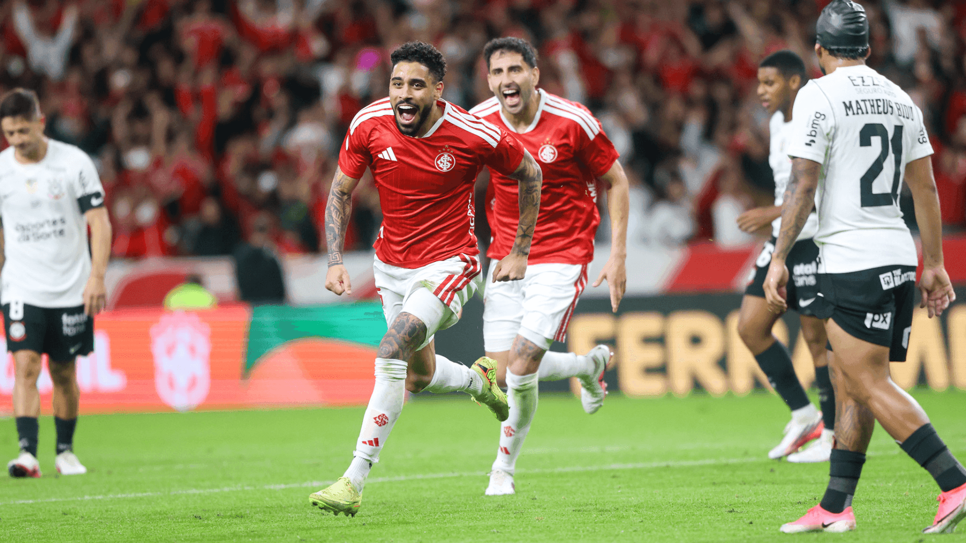 Matheus Bahia comemora gol do Internacional sobre Corinthians