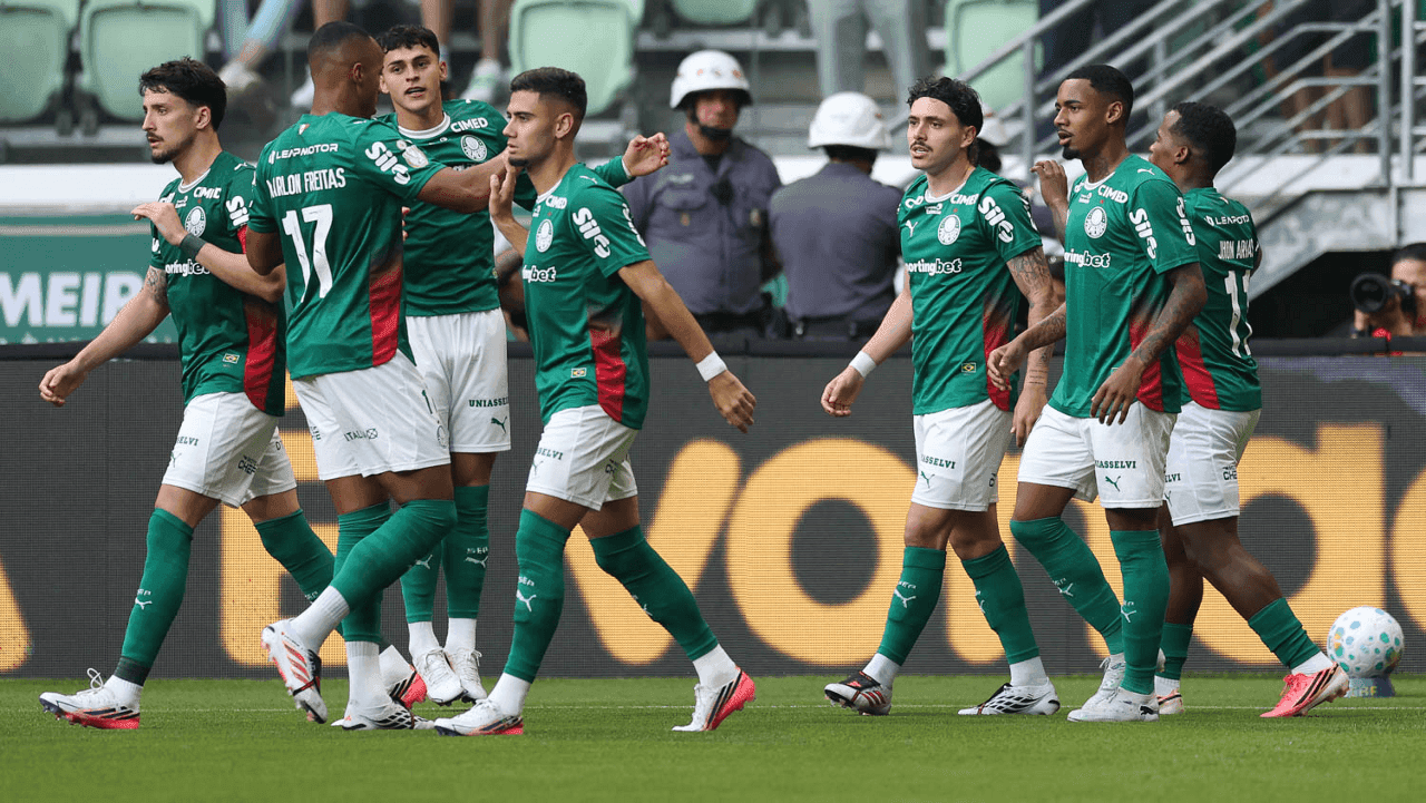 Maurício comemora gol do Palmeiras sobre Fortaleza com companheiros
