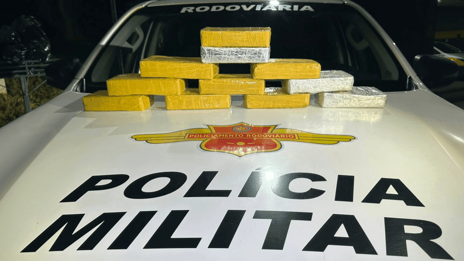 A droga estava escondida no interior de um ônibus